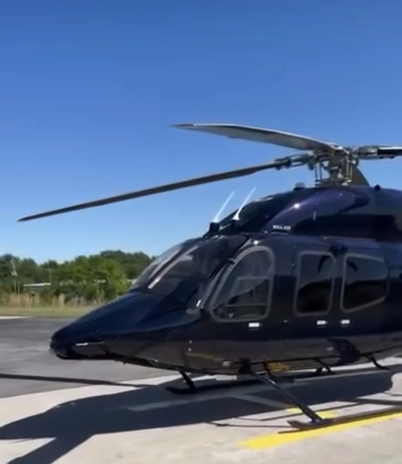 Detalhe do nariz de um Bell 429 azul escuro